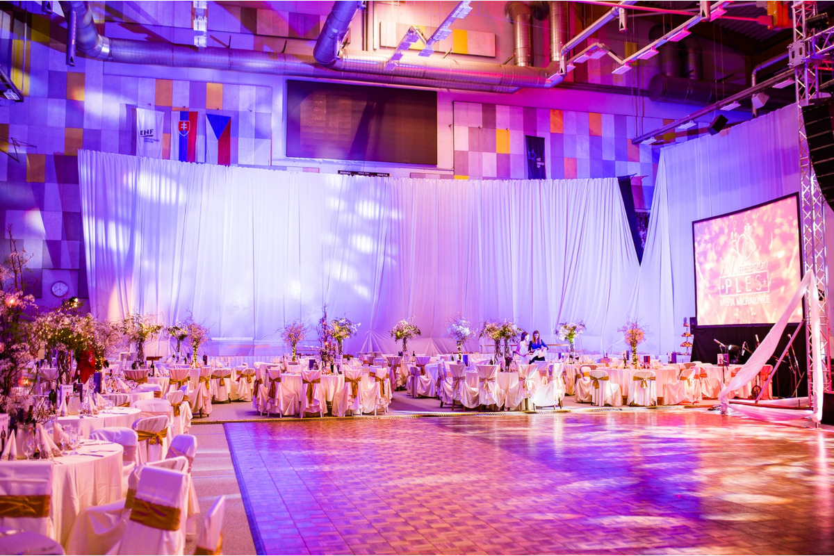 FOTO: Michalovce odštartovali plesovú sezónu luxusne, nechýbala módna prehliadka a prišiel aj Robo Opatovský, foto 5