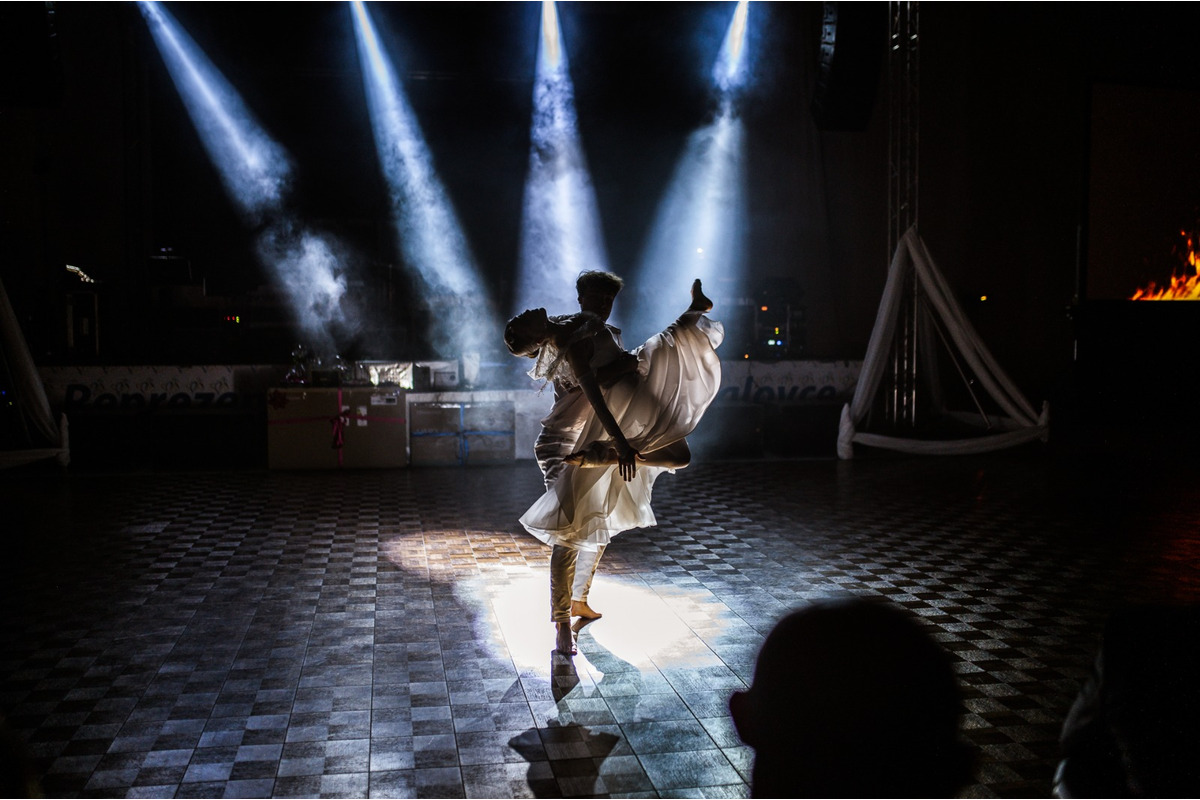 FOTO: Michalovce odštartovali plesovú sezónu luxusne, nechýbala módna prehliadka a prišiel aj Robo Opatovský, foto 6