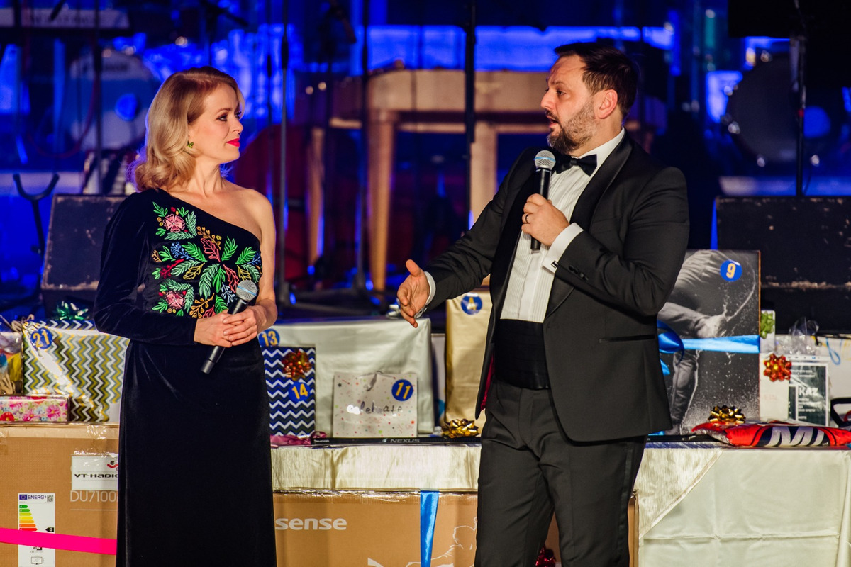 FOTO: Michalovce odštartovali plesovú sezónu luxusne, nechýbala módna prehliadka a prišiel aj Robo Opatovský, foto 10