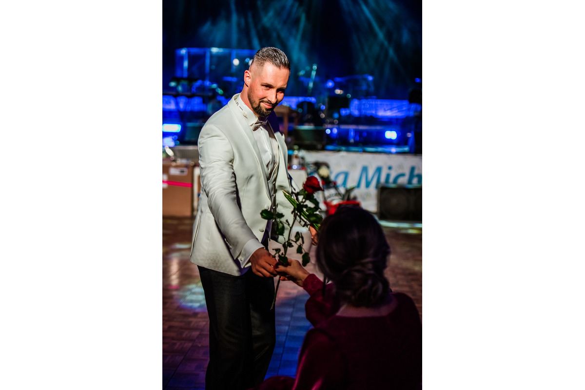 FOTO: Michalovce odštartovali plesovú sezónu luxusne, nechýbala módna prehliadka a prišiel aj Robo Opatovský, foto 9