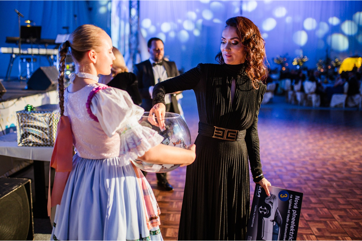 FOTO: Michalovce odštartovali plesovú sezónu luxusne, nechýbala módna prehliadka a prišiel aj Robo Opatovský, foto 12