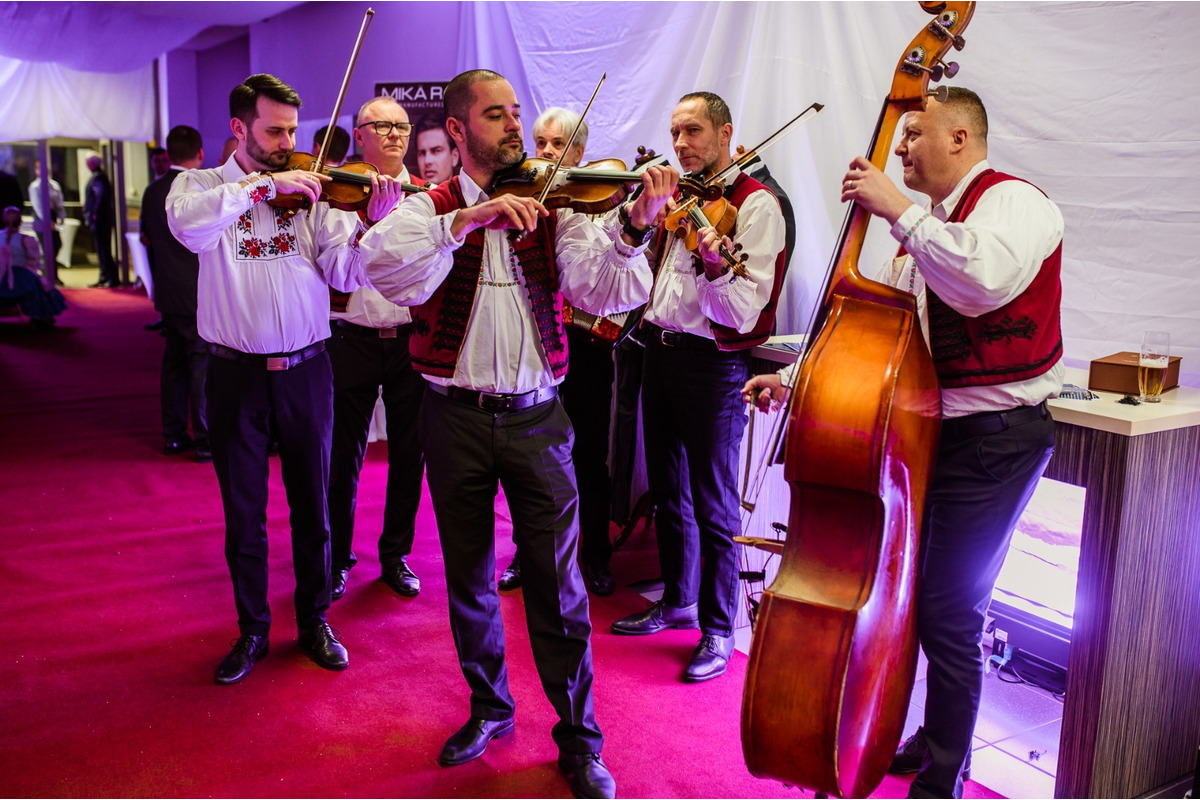 FOTO: Michalovce odštartovali plesovú sezónu luxusne, nechýbala módna prehliadka a prišiel aj Robo Opatovský, foto 13