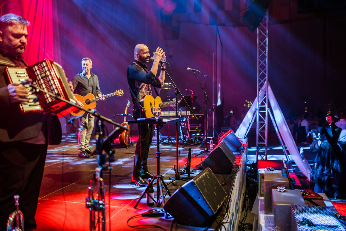 FOTO: Michalovce odštartovali plesovú sezónu luxusne, nechýbala módna prehliadka a prišiel aj Robo Opatovský, foto 14