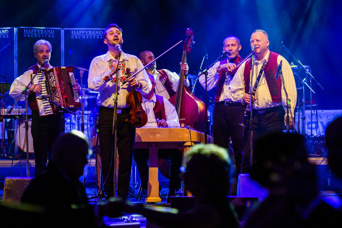 FOTO: Michalovce odštartovali plesovú sezónu luxusne, nechýbala módna prehliadka a prišiel aj Robo Opatovský, foto 16