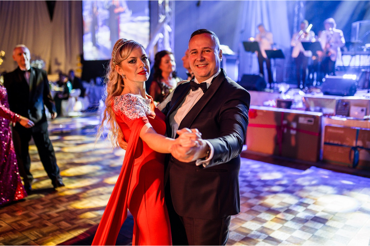 FOTO: Michalovce odštartovali plesovú sezónu luxusne, nechýbala módna prehliadka a prišiel aj Robo Opatovský, foto 17