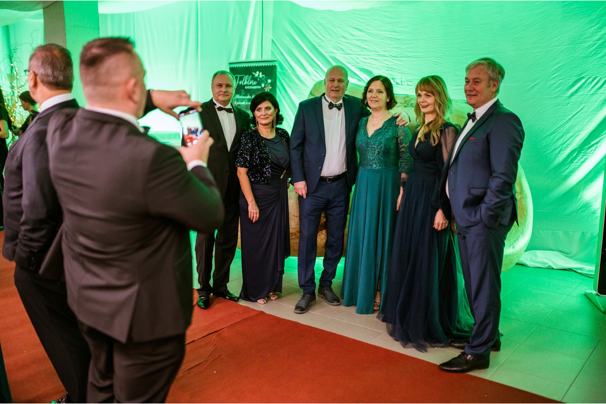 FOTO: Michalovce odštartovali plesovú sezónu luxusne, nechýbala módna prehliadka a prišiel aj Robo Opatovský, foto 18