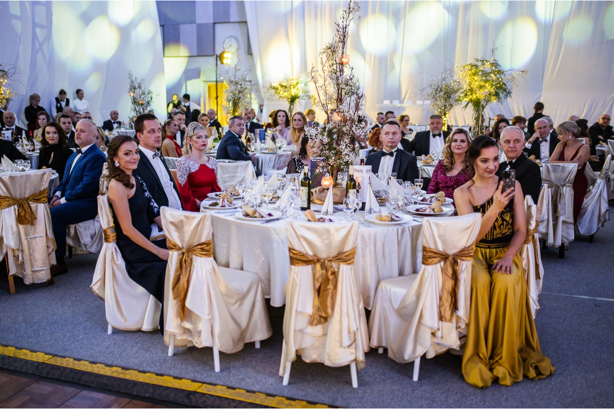 FOTO: Michalovce odštartovali plesovú sezónu luxusne, nechýbala módna prehliadka a prišiel aj Robo Opatovský, foto 19