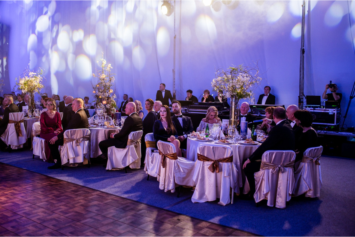 FOTO: Michalovce odštartovali plesovú sezónu luxusne, nechýbala módna prehliadka a prišiel aj Robo Opatovský, foto 20