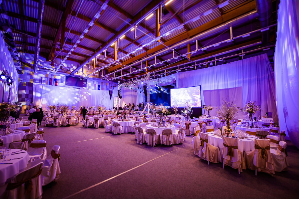 FOTO: Michalovce odštartovali plesovú sezónu luxusne, nechýbala módna prehliadka a prišiel aj Robo Opatovský, foto 23