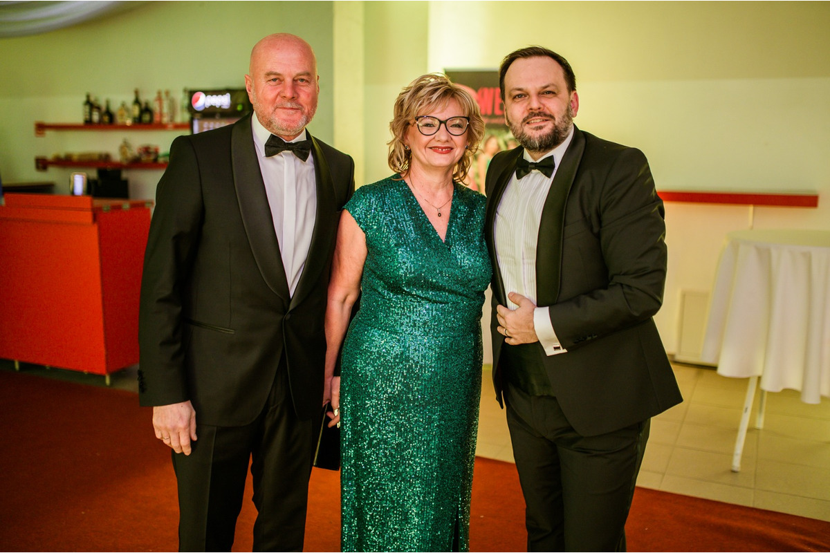 FOTO: Michalovce odštartovali plesovú sezónu luxusne, nechýbala módna prehliadka a prišiel aj Robo Opatovský, foto 24