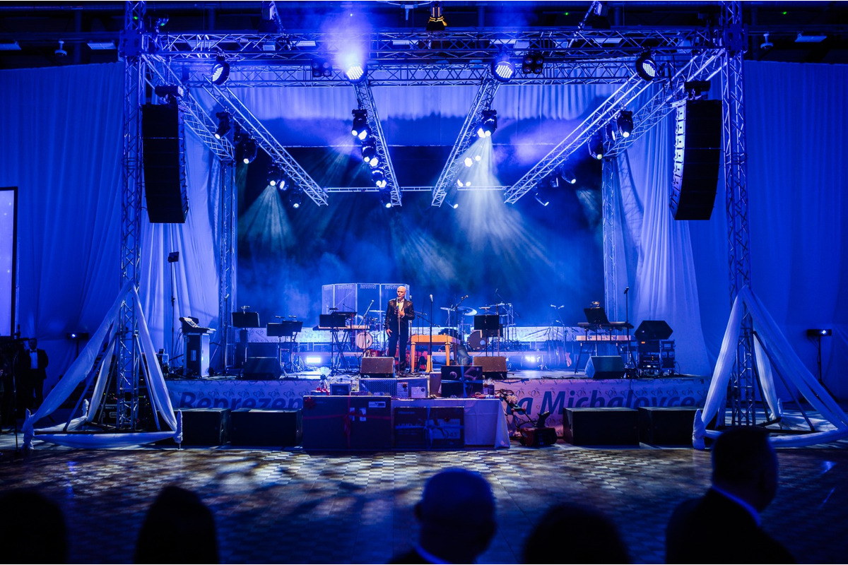 FOTO: Michalovce odštartovali plesovú sezónu luxusne, nechýbala módna prehliadka a prišiel aj Robo Opatovský, foto 25