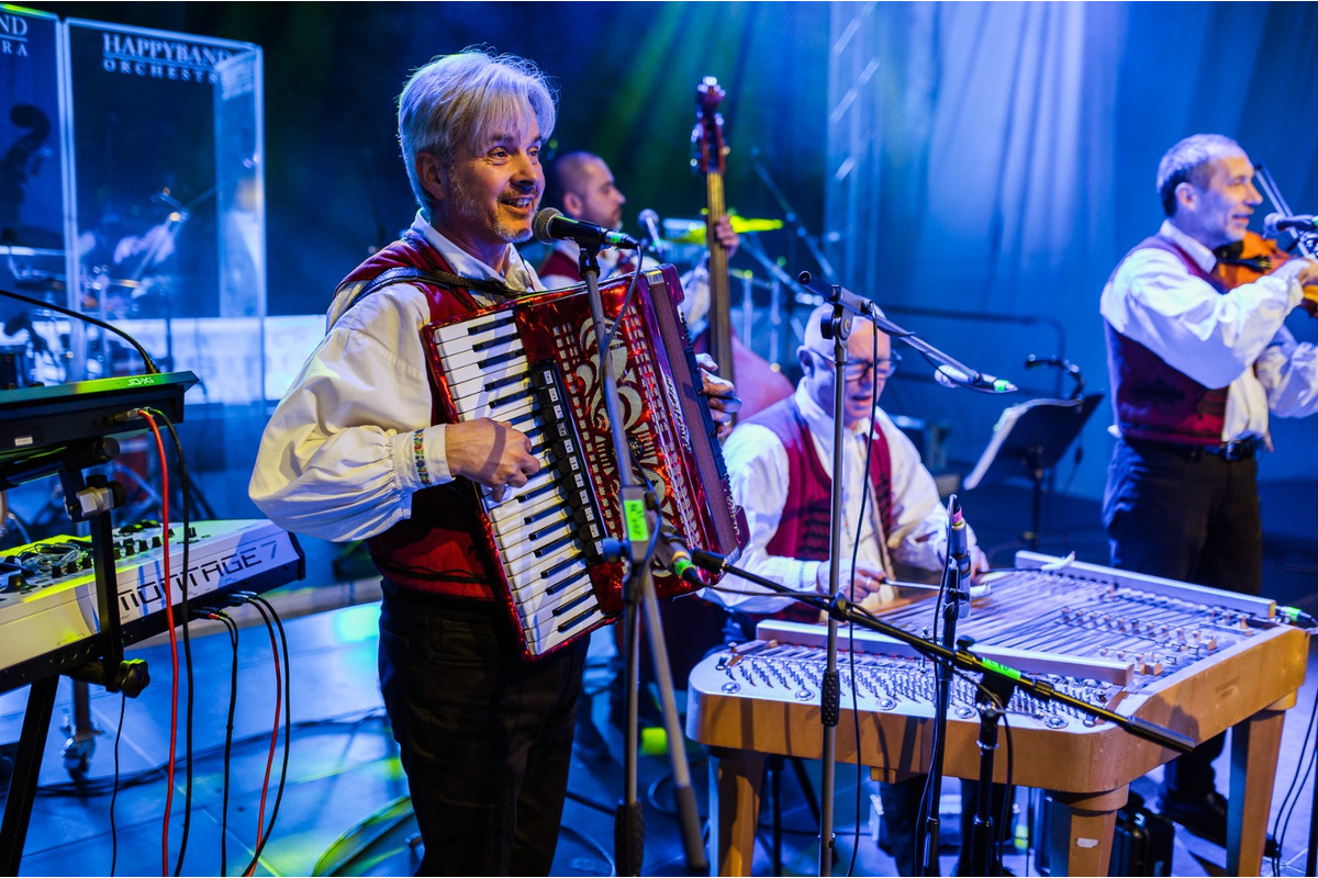 FOTO: Michalovce odštartovali plesovú sezónu luxusne, nechýbala módna prehliadka a prišiel aj Robo Opatovský, foto 27