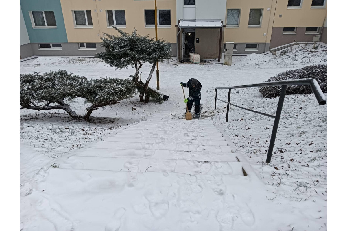 Košické podniky sa pustili do čistenia chodníkov a ciest, foto 2
