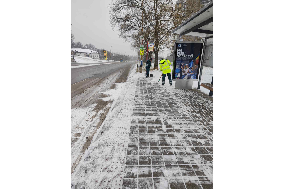Košické podniky sa pustili do čistenia chodníkov a ciest, foto 3
