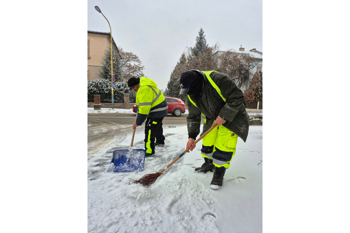 Košické podniky sa pustili do čistenia chodníkov a ciest, foto 4