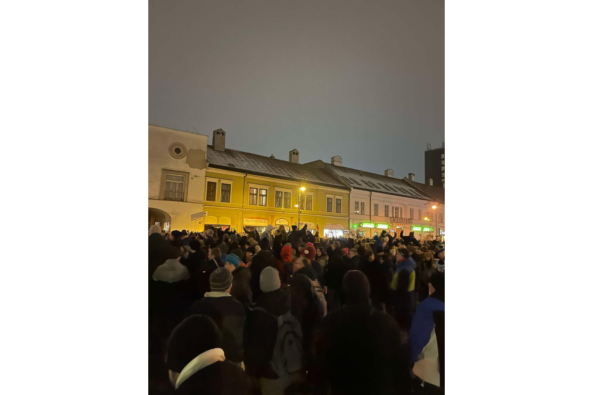 FOTO: Košičania vyšli do ulíc – Vyjadrujú nespokojnosť s vládou, foto 1