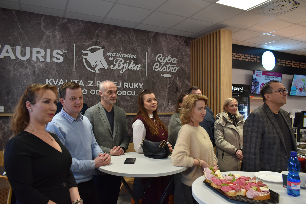 Na sídlisku Nad jazerom otvoril Tauris svoju jubilejnú pobočku, foto 6