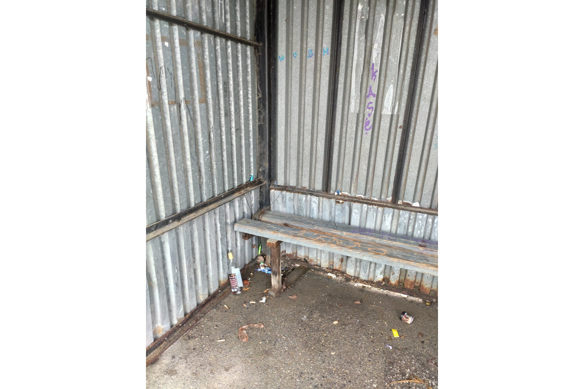 FOTO: Neporiadok okolo autobusovej zastávky na Kalvárii, foto 1