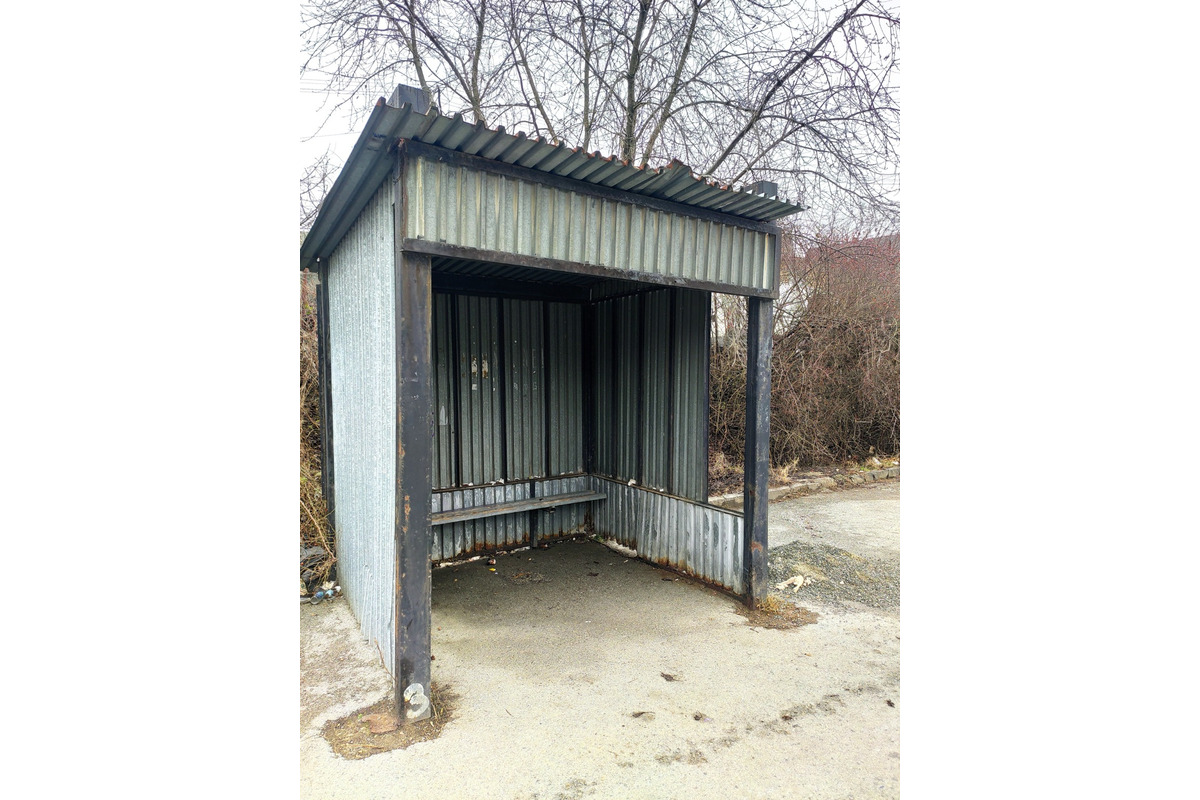 FOTO: Neporiadok okolo autobusovej zastávky na Kalvárii, foto 5