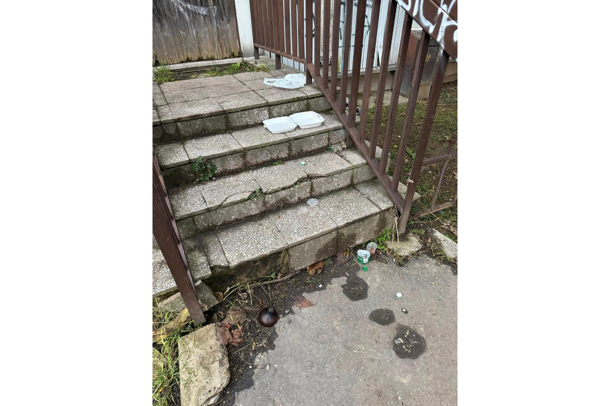 Po sídlisku sa im povaľovali odpadky, sídlisko už začalo konať, foto 2