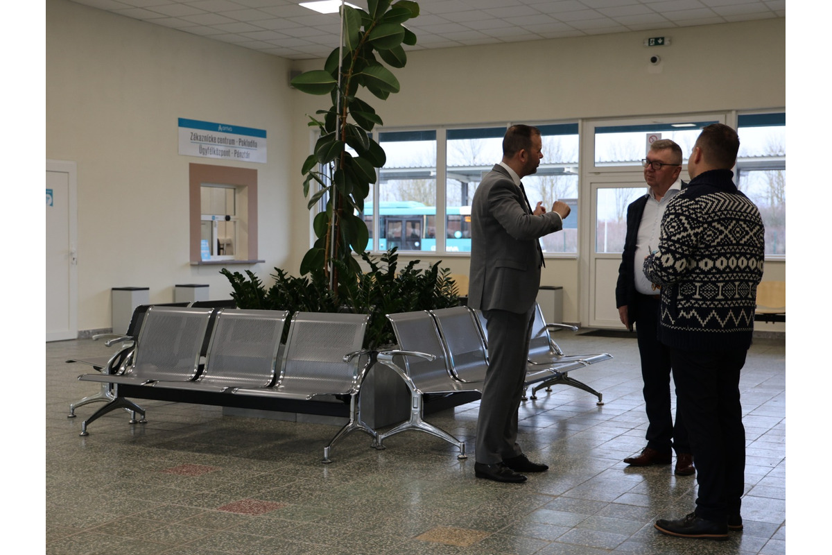 FOTO: Zmodernizovaná autobusová stanica vo Veľkých Kapušanoch, foto 7