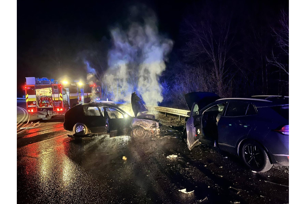 FOTO: Smerom na Jahodnú začali po nehode horieť dve autá, foto 3
