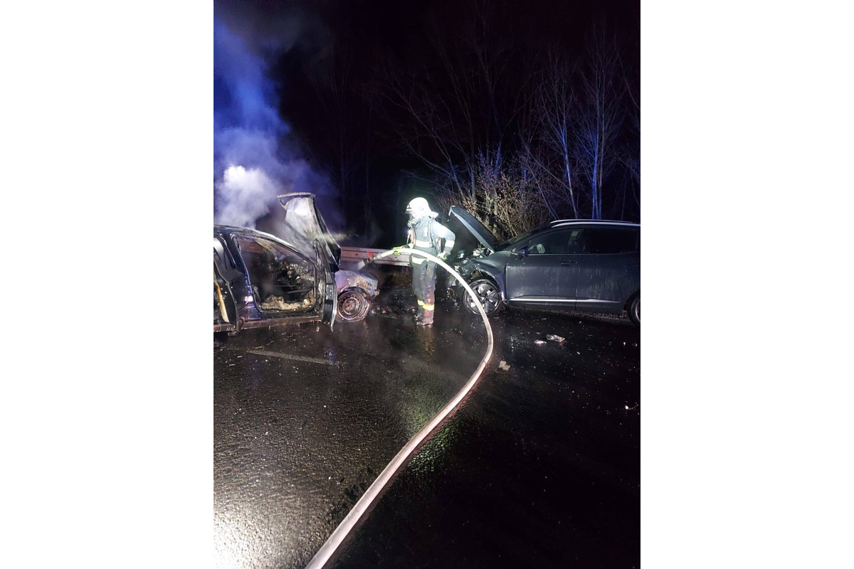 FOTO: Smerom na Jahodnú začali po nehode horieť dve autá, foto 4