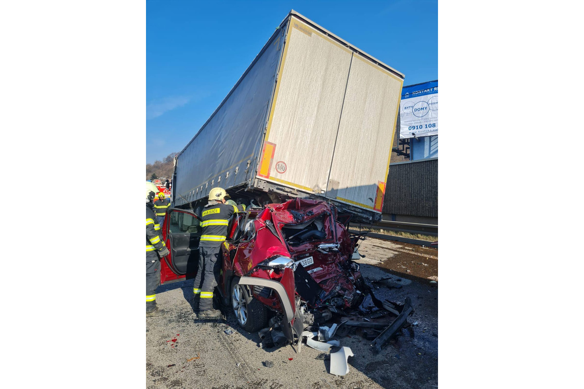 FOTO: Nehoda na Prešovskej, auto zrámovali dva kamióny, foto 2