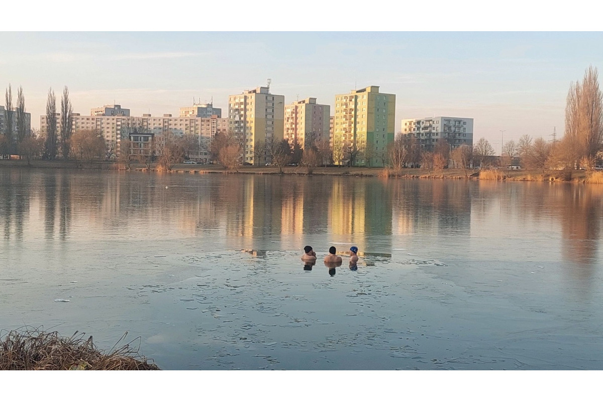FOTO: Takto vyzerali zimné februárové dni na Jazere, počasie prialo otužilcom aj fanúšikom jari, foto 15