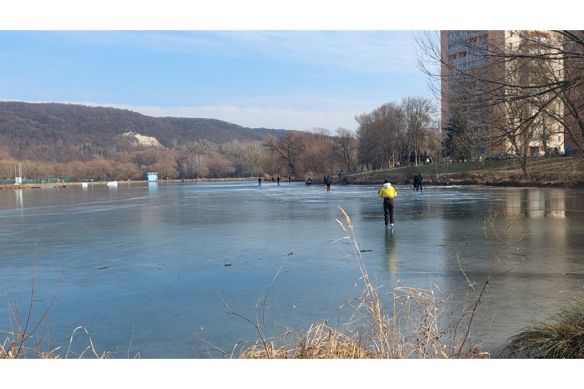 FOTO: Takto vyzerali zimné februárové dni na Jazere, počasie prialo otužilcom aj fanúšikom jari, foto 28