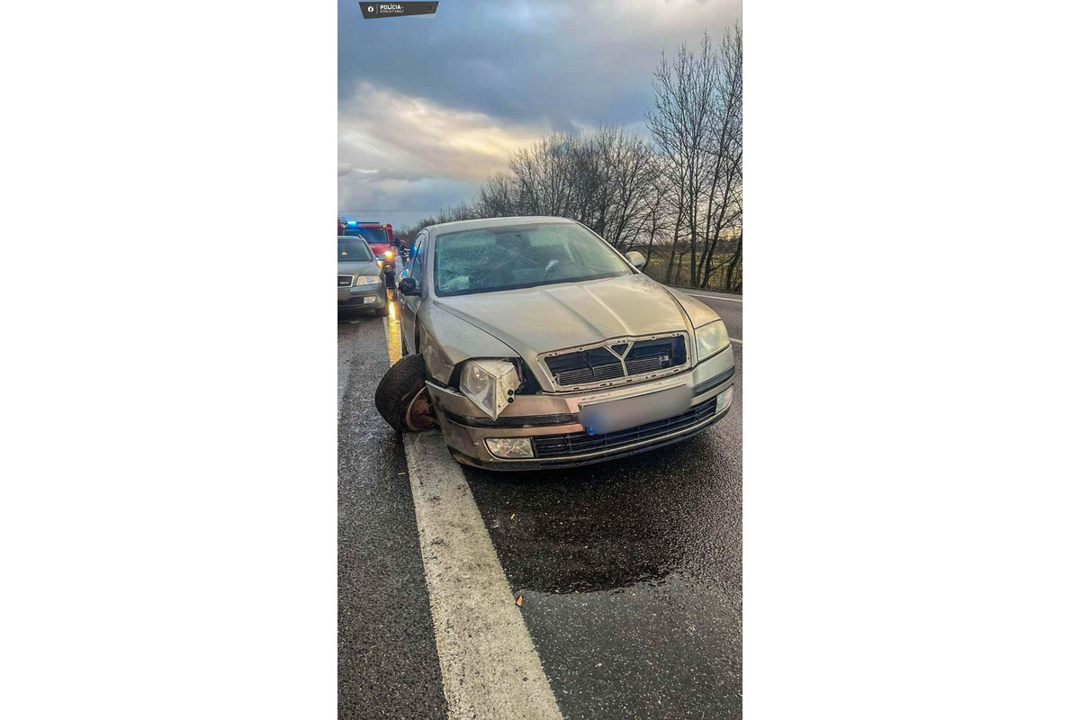 FOTO: Vozidlo po strechu naložené drevom narazilo do dodávky, foto 2