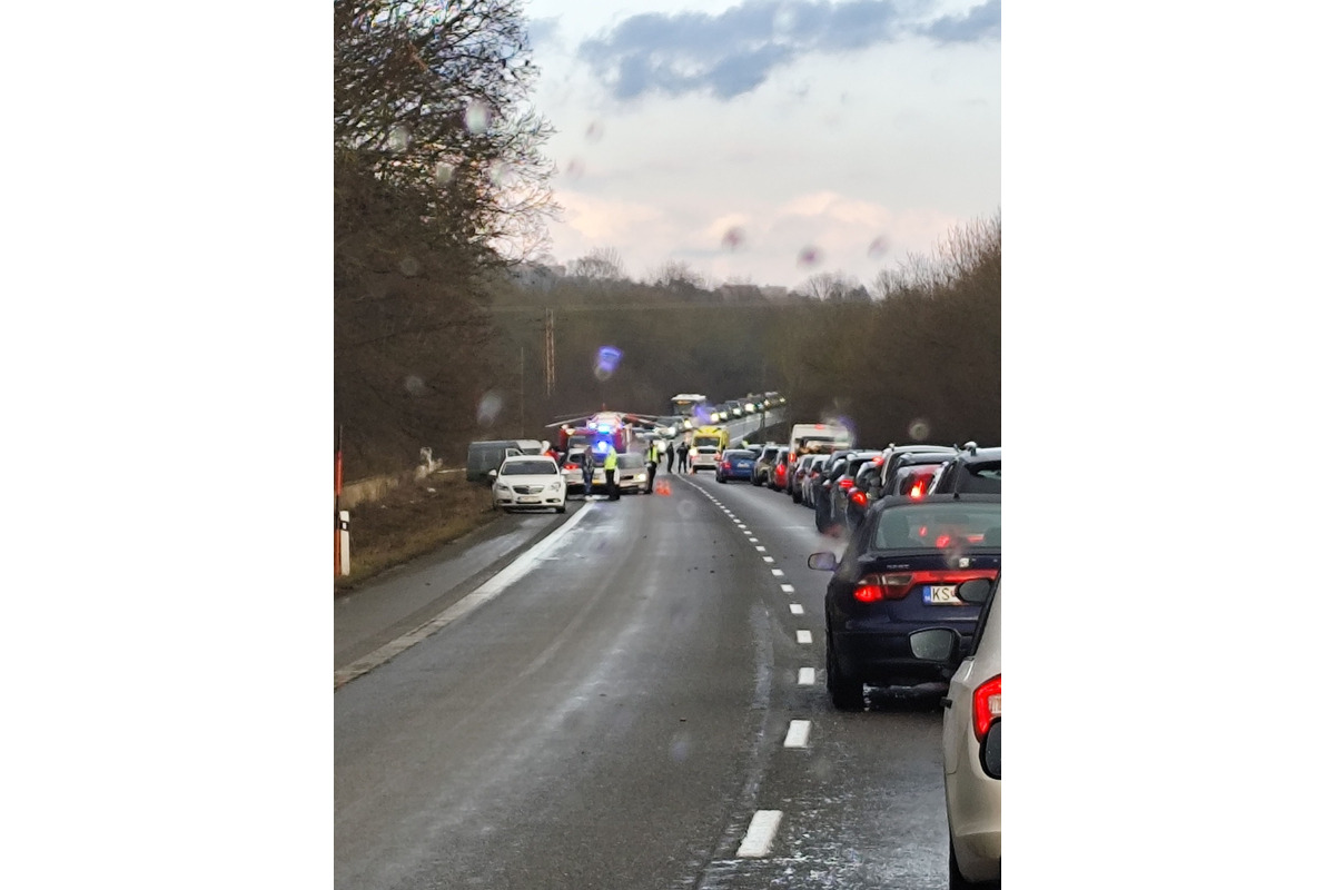 FOTO: Vozidlo po strechu naložené drevom narazilo do dodávky, foto 3