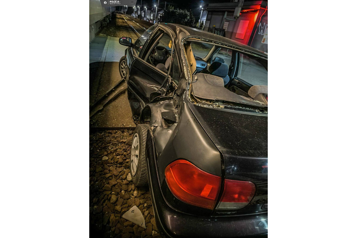 FOTO: Vlak narazil do auta zaparkovaného na železničnom priecestí v Ťahanovciach, foto 1