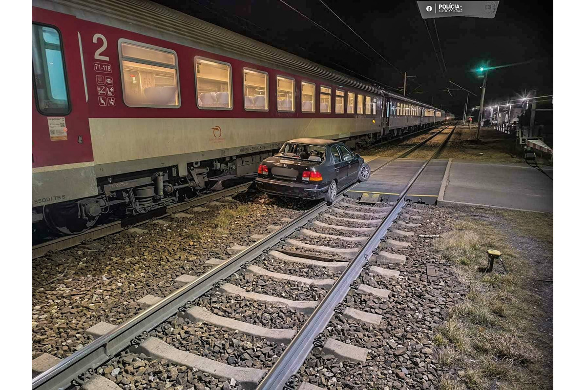 FOTO: Vlak narazil do auta zaparkovaného na železničnom priecestí v Ťahanovciach, foto 2