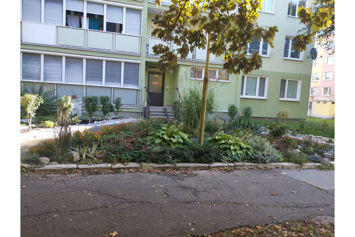 Mestská časť poskytne obyvateľom príspevok na skrášlenie okolia panelákov, foto 2