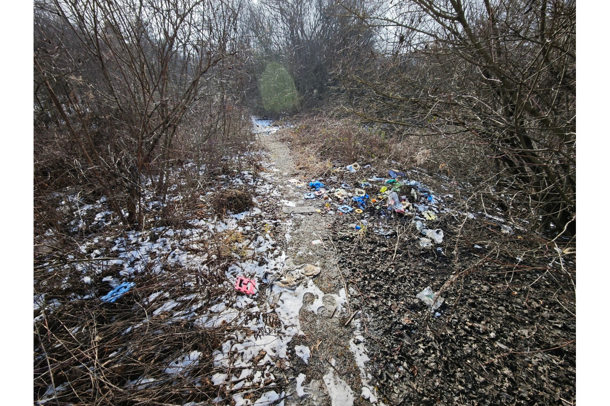 Na odľahlých miestach nájdete rôzne veci od kabeliek, oblečenia a elektroniky, foto 3