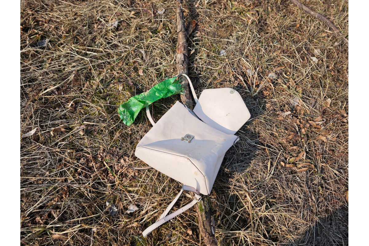 Na odľahlých miestach nájdete rôzne veci od kabeliek, oblečenia a elektroniky, foto 4