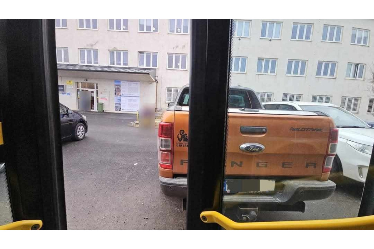 FOTO: Vodiči parkujú priamo na zastávke pred budovou DPMK, foto 2