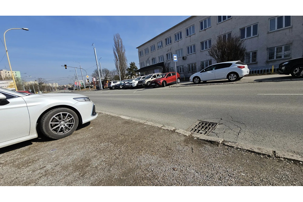 FOTO: Vodiči parkujú priamo na zastávke pred budovou DPMK, foto 3