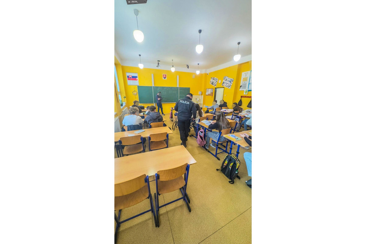 Policajné psy hľadali u žiakov veľkokapušanskej školy drogy, foto 1