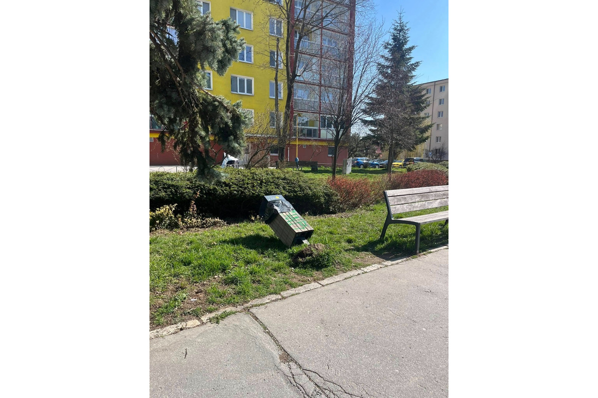 FOTO: Vandali v noci z piatka na sobotu vyčíňali v košickej mestskej časti Juh, foto 3