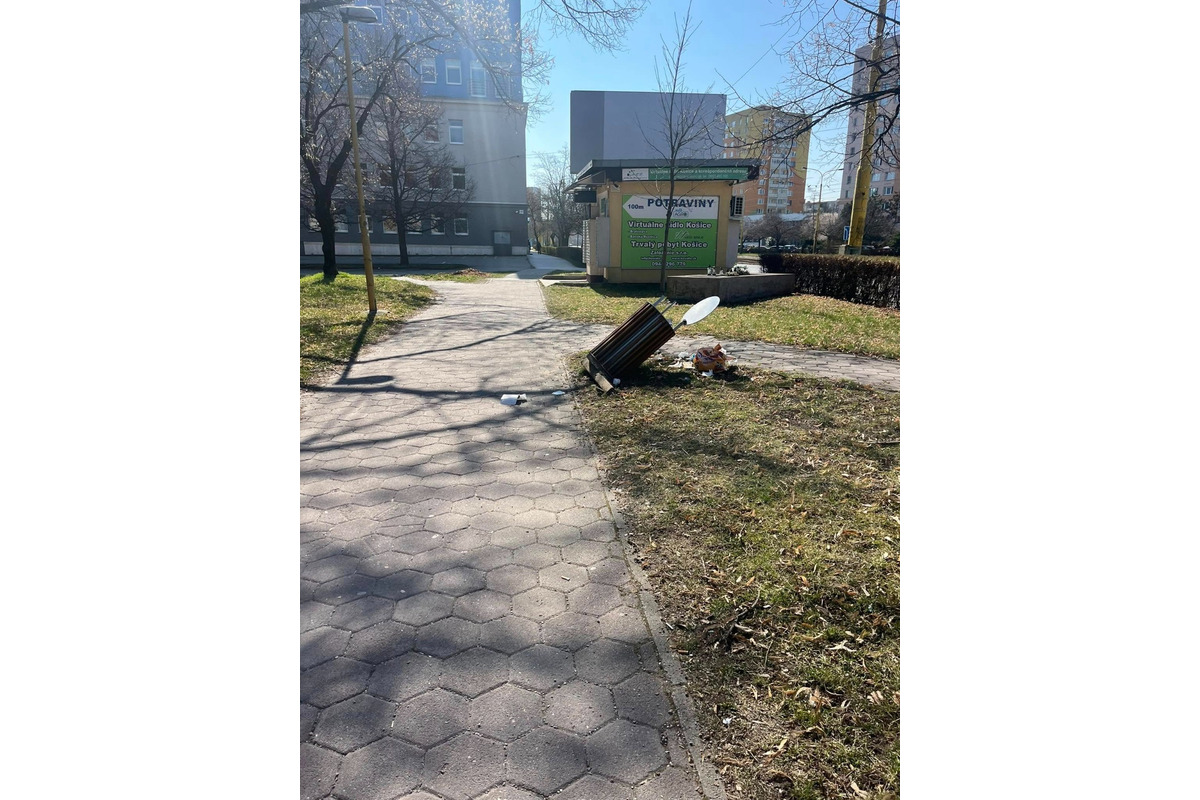 FOTO: Vandali v noci z piatka na sobotu vyčíňali v košickej mestskej časti Juh, foto 5