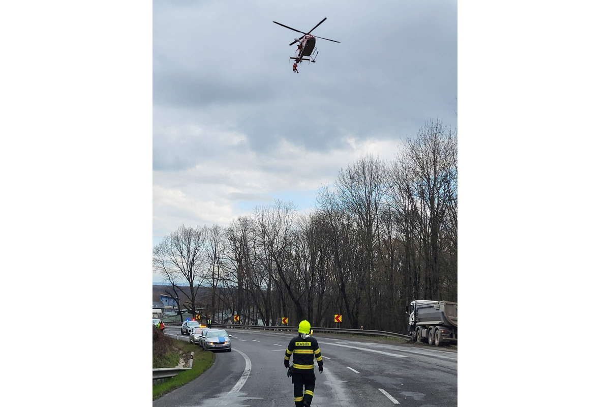 FOTO: Zrážka osobného auta a nákladiaka na Dargove, foto 4