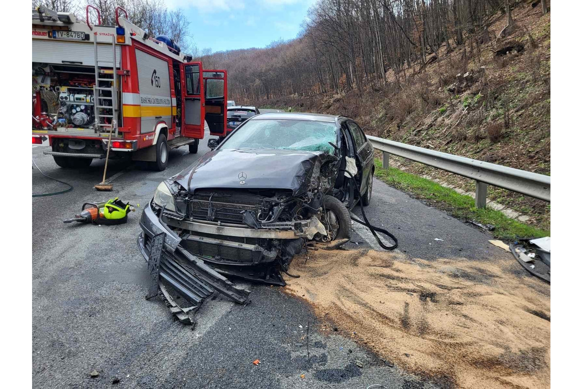 FOTO: Zrážka osobného auta a nákladiaka na Dargove, foto 3