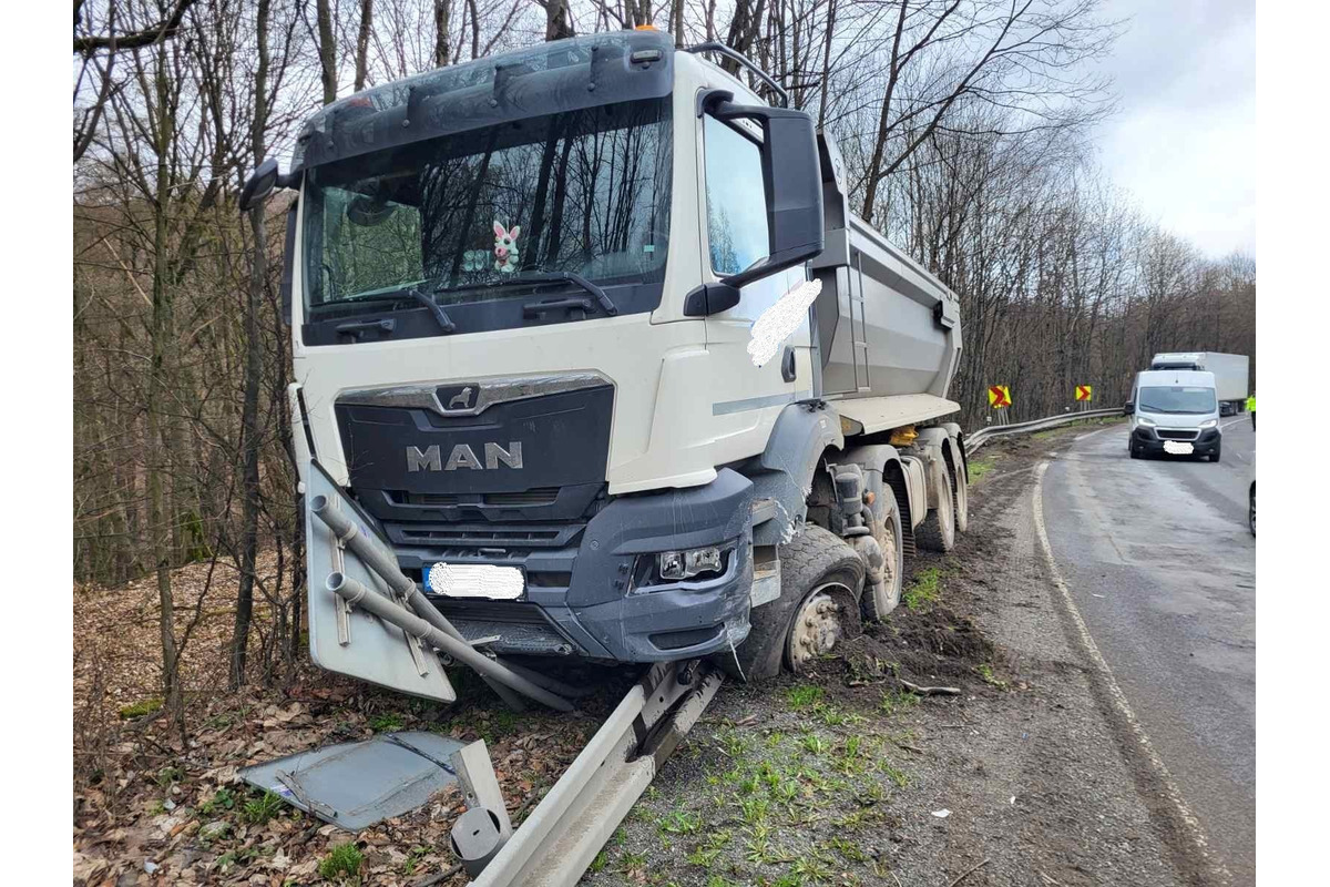 FOTO: Zrážka osobného auta a nákladiaka na Dargove, foto 2