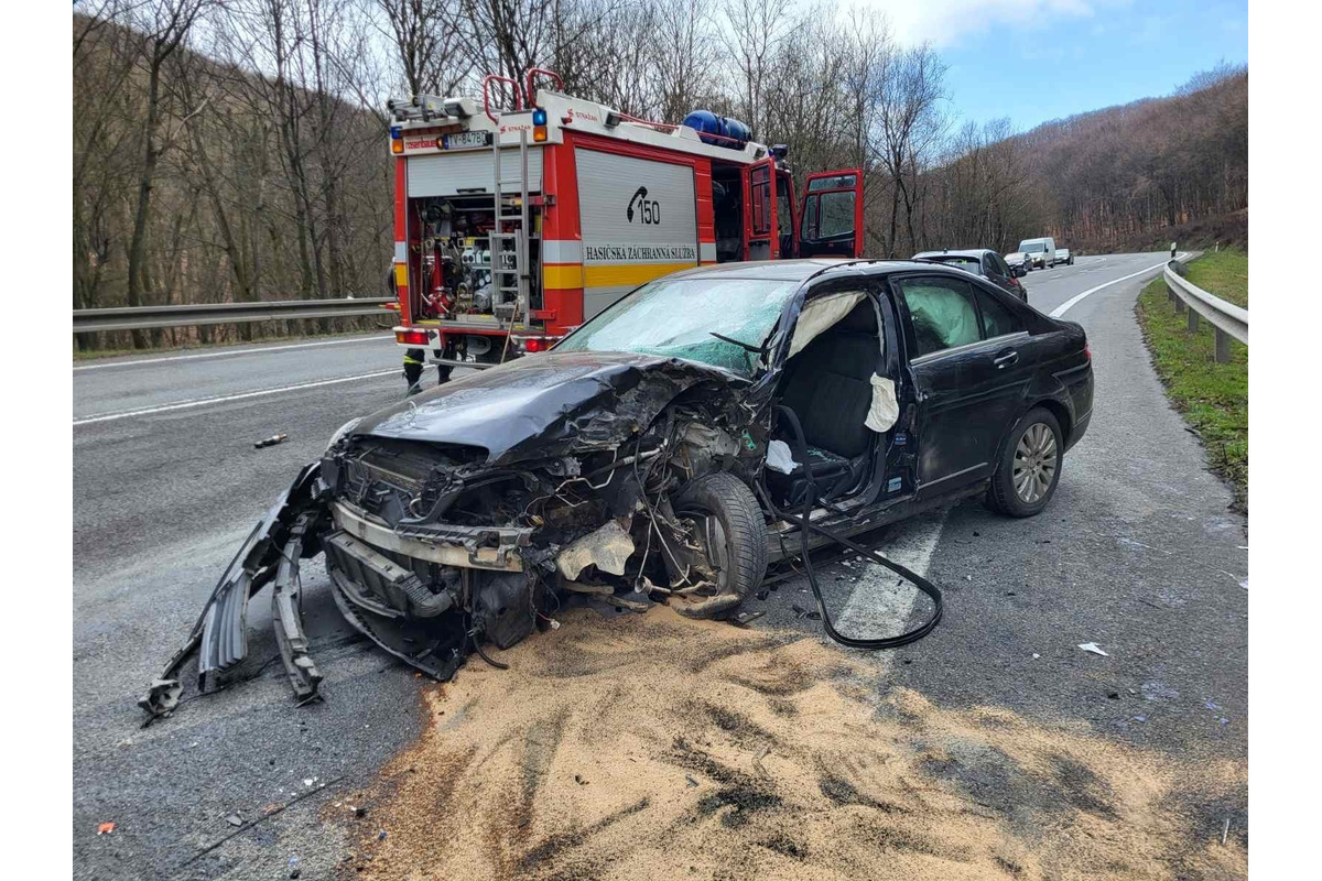 FOTO: Zrážka osobného auta a nákladiaka na Dargove, foto 1