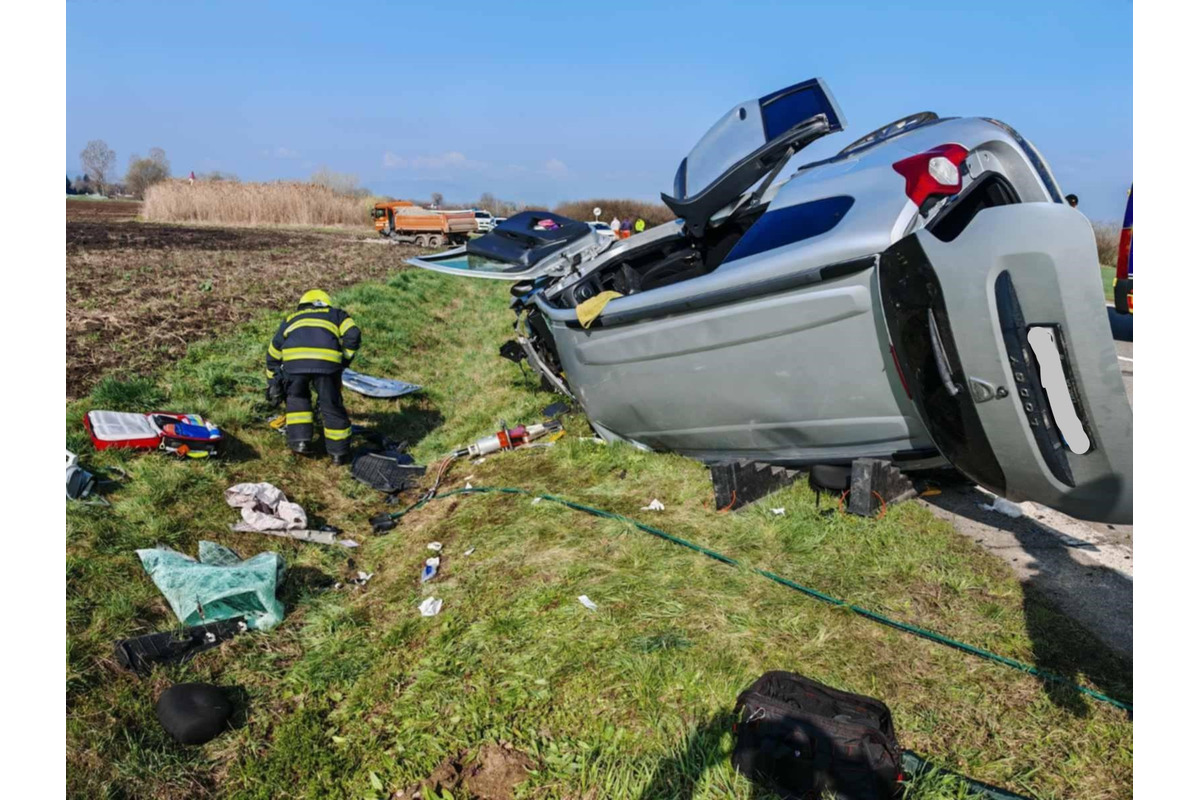 FOTO: Tragická nehoda pri Novosade, čelne sa zrazil nákladiak s osobným autom, foto 3