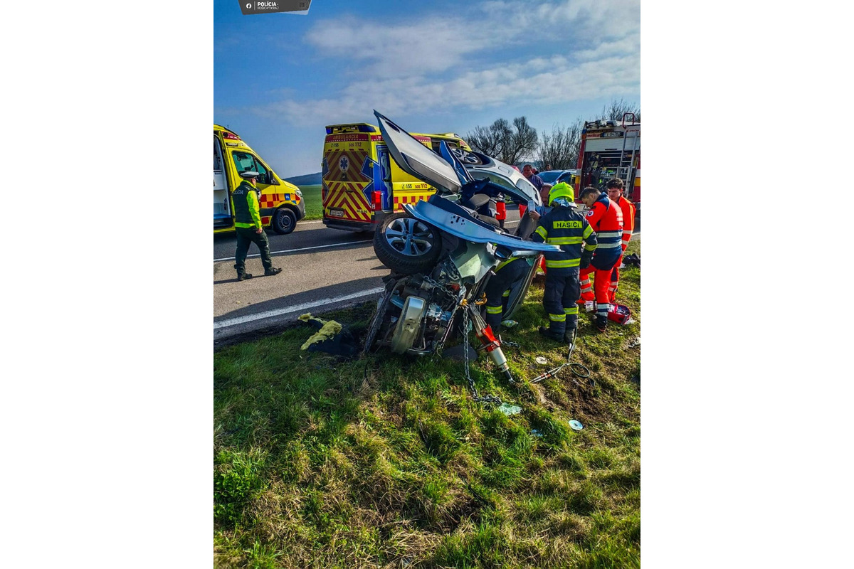 FOTO: Tragická nehoda pri Novosade, čelne sa zrazil nákladiak s osobným autom, foto 4