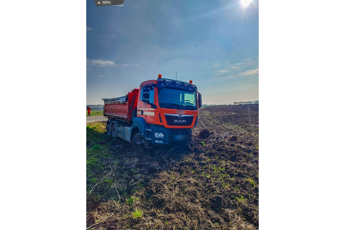 FOTO: Tragická nehoda pri Novosade, čelne sa zrazil nákladiak s osobným autom, foto 5