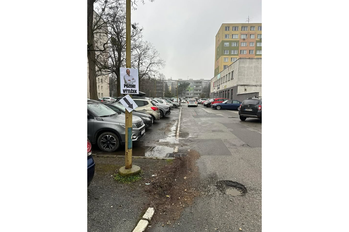 FOTO: Košičan upozornil na výtlky vtipným spôsobom, foto 2